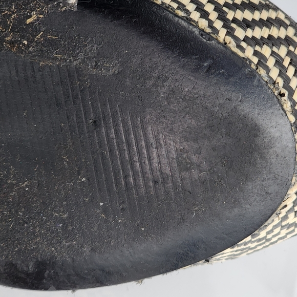 GUESS Dailona Geometric Wedge Sandal | Size 10 - Picture 4 of 8